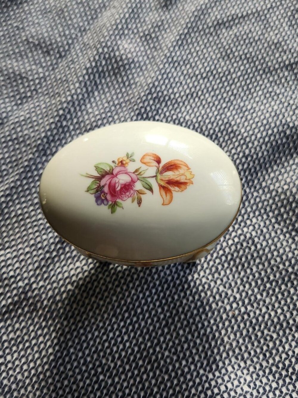 VINTAGE East Germany Jlmenau Graf von Henneberg Porcelain Footed Trinket Box